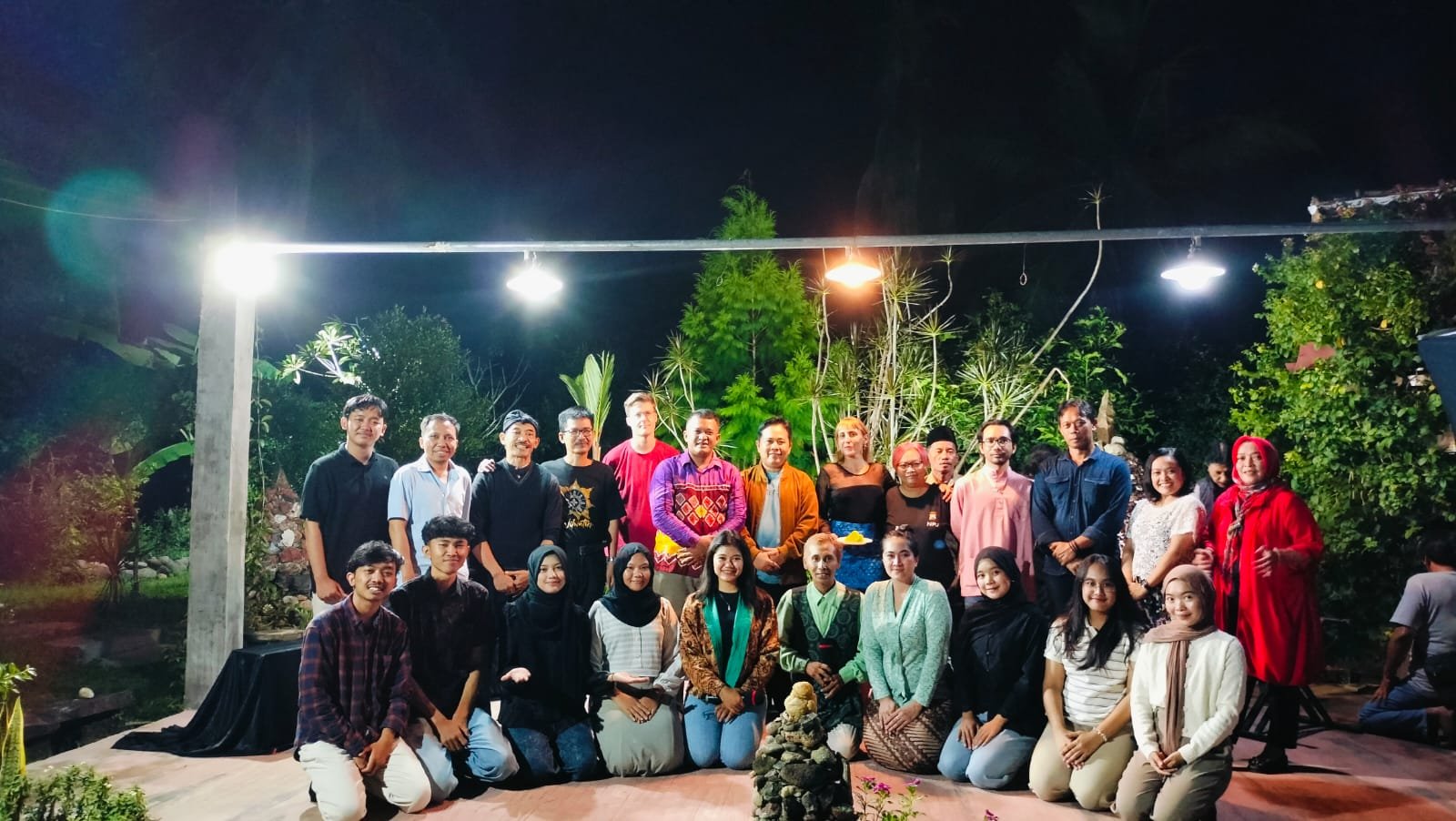Foto Bersama Kegiatan Nara Bestari Bersama Peneliti Antropologi Dan Enomusikologi Dari Belgia Dan USA