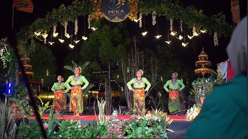 Penari Tari Tradisional Samper Sarung Khas Jember