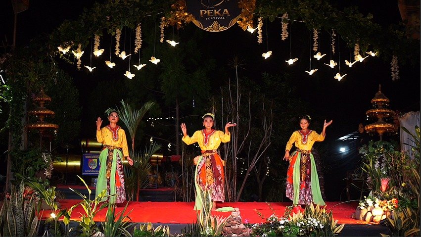Penari Tradisional Kembang Goyang